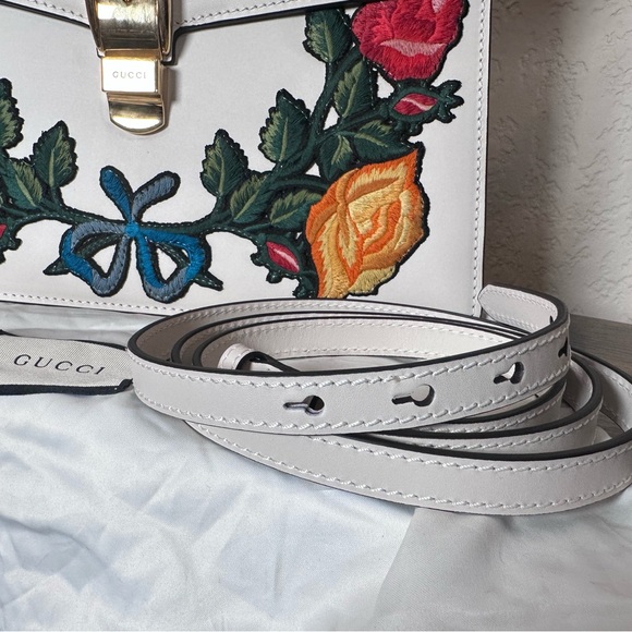 Authentic Gucci Large Sylvie White with Floral Embroidery - Picture 5 of 12